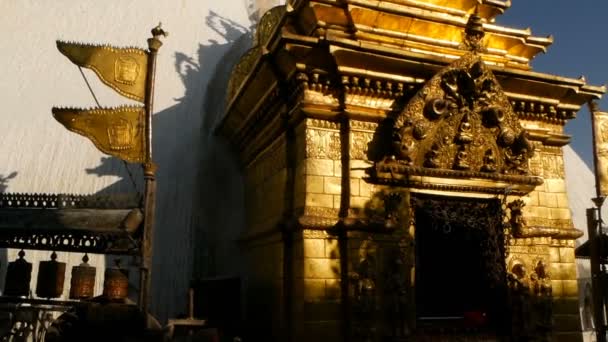 Banderas de oración ondeando en el viento, Swayambhunath Stupa, Templo del mono, Pagoda Santa, símbolo de Nepal y Katmandú, Budas Ojos. Patrimonio de la humanidad. budismo tibetano, arquitectura religiosa antigua . — Vídeo de stock