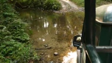 Sığ dere araba araba. Araba kapısı sığ nehir orman Chitwan Ulusal Safari Park Nepal uzak yolda sürüş sırasında görünümünü.