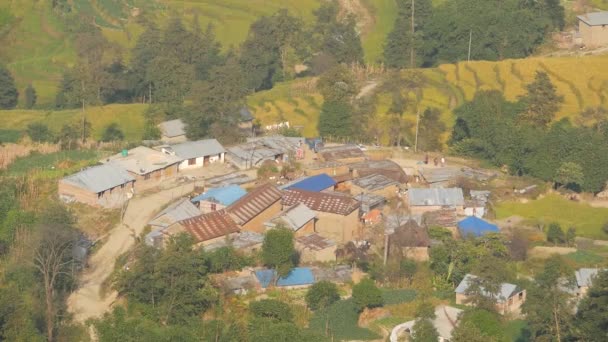Malé město na podhorských shora. Pohled z ovzduší města malé a chudé na zelené země himálajských údolí, Nepál. Místní domy v Nagarkot. — Stock video