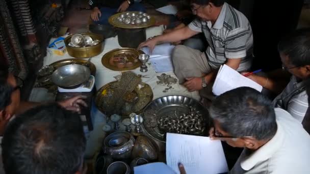 LALITPUR, NEPAL - 7 OCTOBER 2018 чоловіки в індуському храмі провели інвентаризацію скарбів і пожертв. Інвентаризація майна і багатства громади. Катманду (Патан). — стокове відео