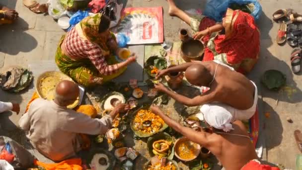 Kathmandu, Nepal - 8 października 2018 Sikha Dokonywanie obrzędy żałoby zmarłych, modląc się z brahman. Tonsurę hinduskich tradycyjny zwyczaj. Puja w Pashupatinath świątyni. Święci na Ghaty, błogosławieństwo względne — Wideo stockowe