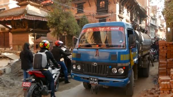 LALITPUR, NEPAL - 7 OKTOBER 2018 Verkeer op smalle straat in wederopbouw. Vervoer en voetgangers op smalle half verwoest straat van Kathmandu na aardbeving. — Stockvideo