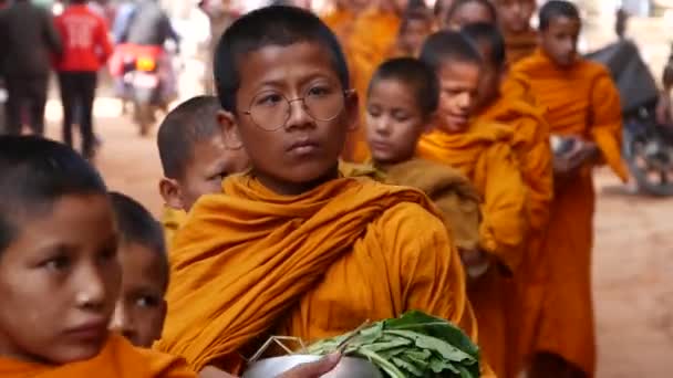 BHAKTAPUR, KATHMANDU, NEPAL - 18. října 2018 Průvod mladých buddhistických mnichů pro almužnu, děti sbírající charitativní nabídky. Denní život na ulici, orientální starobylé město po zemětřesení — Stock video