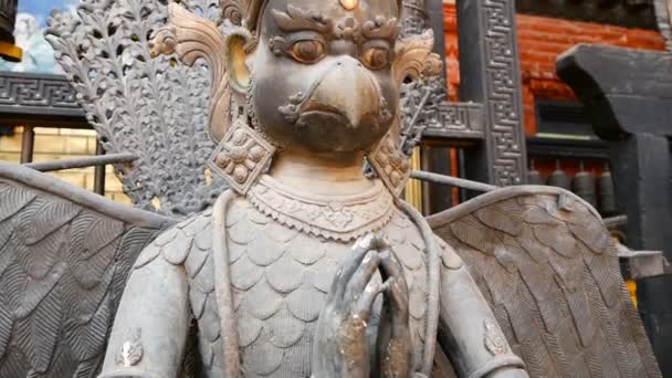 Antika brons och mässing mytologiska skulpturer och artefakter, Rudra Varna Mahavihar, unika gyllene buddhistiskt tempel i Lalitpur, Patan. Världsarv. Tibetansk buddhism. Durbar Square, Nepal. — Stockvideo