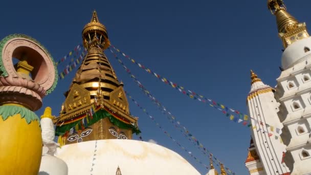 Gebetsfahnen wehen im Wind, swayambhunath Stupa, Affentempel, heilige Pagode, Symbol von Nepal und Kathmandu, Buddhas Augen. Weltkulturerbe. tibetischer Buddhismus, alte religiöse Architektur. — Stockvideo