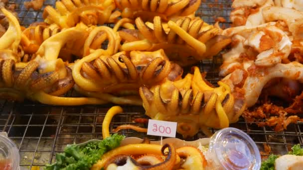 Nacional Asiático Exótico listo para comer mariscos en la noche patio de comida del mercado callejero en Tailandia. Deliciosos langostinos a la parrilla o camarones y otros aperitivos. — Vídeos de Stock