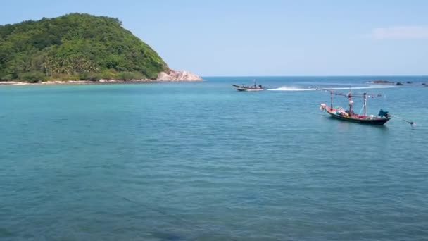 Barca sulla riva vicino al mare che ondeggia. Barca tradizionale nella giornata di sole sulla tropicale esotica Koh Phangan, Thailandia. Isola di Paradise Koh Ma. — Video Stock