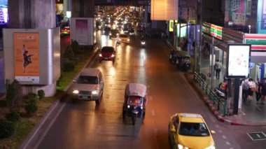 BANGKOK, THAILAND - 18 ARALIK, 2018: aşırı kalabalık Tayland 'ın başkenti Tayland yolunda gece trafikte sıkışan arabalar. sarı ve kırmızı elektrik lambaları, tuk tuk, otobüsler