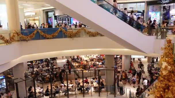 曼谷- 2018年12月18日，星期四：暹罗亚洲购物中心内部。商业中心的自动扶梯上挤满了人.人们涌向现代广场购物.货物的消费 — 图库视频影像