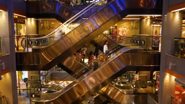 BANGKOK, THAILANDIA - 18 DICEMBRE 2018: Siam Paragon asiatico centro commerciale interno. Folle di persone sulle scale mobili del centro commerciale. La gente corre a fare shopping in piazza moderna. Consumo di beni — Video Stock