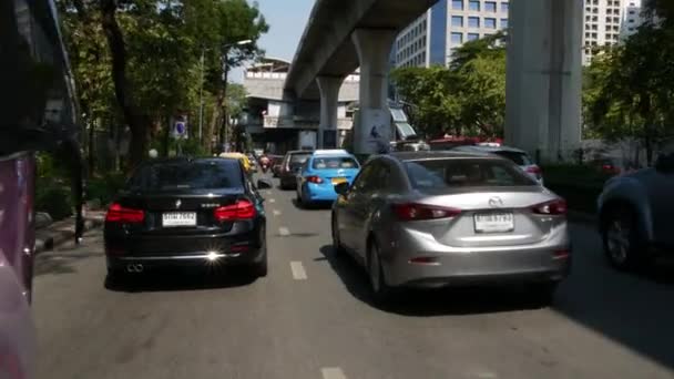 BANGKOK, THAILAND - 18 ARALIK, 2018: kalabalık bir Asya şehrinde trafik sıkışıklığından hızlı geçiş. Bir moto taksi yolcu perspektifinden bak. toplu taşıma — Stok video