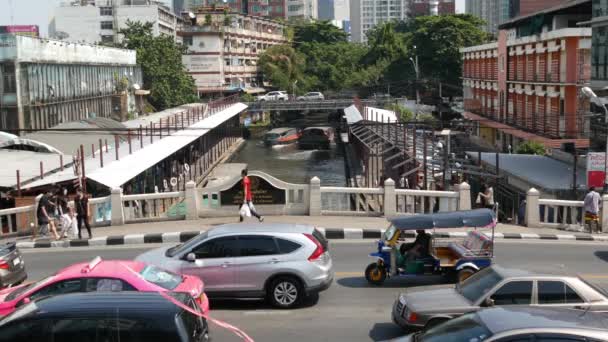 BANGKOK, THAILAND - 18 DECEMBER, 2018 Pratunam brygge, ekspressbåt holdeplass i sentrum av byen. Saen Saep-kanalen. Opptatt trafikk . – stockvideo