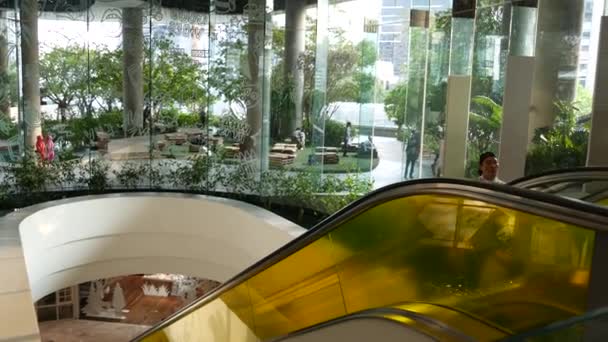 Bangkok, Thailand - 18 December 2018 The Emquartier lyx shoppingcenter. Design av mall, gröna miljövänliga koncept. hängande trädgård futuristiska eco arkitektur. Modern stad. Rulltrappa — Stockvideo