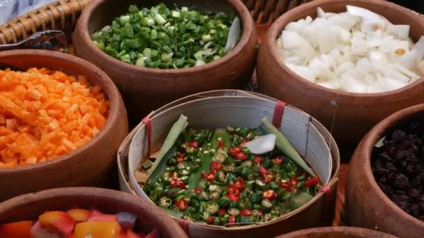 Vista superior de la selección de varios platos con deliciosa comida asiática y especias en un puesto del mercado callejero en Bangkok, Tailandia. — Vídeo de stock