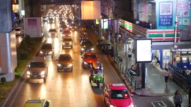 BANGKOK, THAILAND - 18 ARALIK, 2018: aşırı kalabalık Tayland 'ın başkenti Tayland yolunda gece trafikte sıkışan arabalar. sarı ve kırmızı elektrik lambaları, tuk tuk, otobüsler. — Stok video