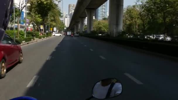 BANGKOK, THAILAND - 18. DEZEMBER 2018: Schnelle Bewegung durch den Stau in einer überbevölkerten asiatischen Stadt. Blick aus der Beifahrerperspektive eines Moto-Taxis. Öffentlicher Nahverkehr — Stockvideo