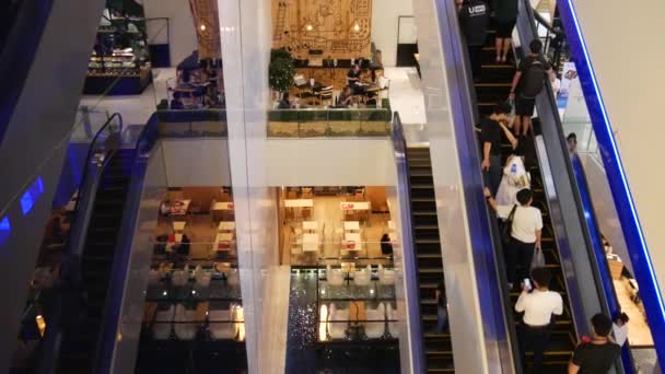 BANGKOK, THAILAND - 18 DECEMBER, 2018: asian shopping mall interior. People on escalators of trade centre. People rush to shopping in modern plaza. Consumption of goods. Cafe in mall. — Stock Video