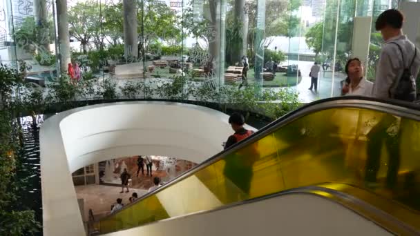 Bangkok, Thailand - 18 December, 2018 de Emquartier luxe winkelcentrum. Ontwerp van mall, groene milieuvriendelijke concept. hangende tuin futuristische eco architectuur. Moderne stad. Roltrap — Stockvideo