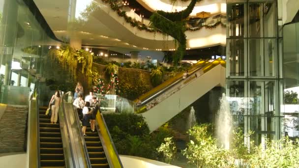 BANGKOK, THAILAND - 18 DECEMBER, 2018 The Emquartier luxury shopping center. Design of mall, green environmentally friendly concept. hanging garden futuristic eco architecture. Modern city. Escalator — Stock Video