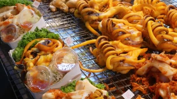 Nacional Asiático Exótico listo para comer mariscos en la noche patio de comida del mercado callejero en Tailandia. Deliciosos langostinos a la parrilla o camarones y otros aperitivos. — Vídeo de stock