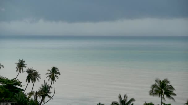 Dramático cielo sombrío con nubes de tormenta oscura sobre el mar turquesa. Huracán en el horizonte oceánico. Timelapse aéreo vívido hermosa vista de tormenta que llueve paisaje marino. Tifón de la temporada de lluvias tropicales — Vídeos de Stock