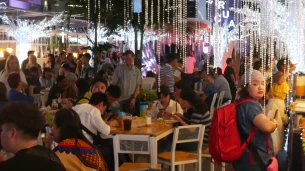 BANGKOK, TAILÂNDIA - 18 DE DEZEMBRO DE 2018: Pessoas comendo e bying asian thai street fast food in the food court at cafeteria in shopping mall in business center of city — Vídeo de Stock