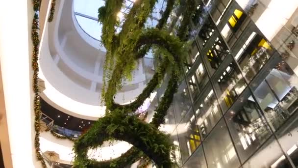 BANGKOK, TAILANDIA - 18 DICIEMBRE, 2018 El centro comercial de lujo Emquartier. Diseño de centro comercial, concepto ecológico. jardín colgante arquitectura ecológica futurista. Ciudad moderna. Escalera mecánica — Vídeo de stock