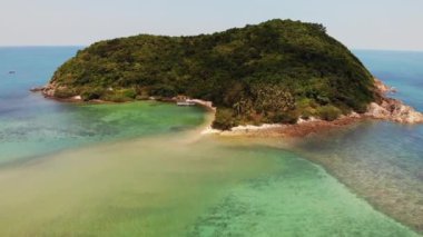 Hava aracı görüntüsü küçük Koh Ma adası, Ko Phangan Tayland. Egzotik sahil manzarası, Mae Haad plajı, yaz günü. Mercanlar arasındaki kumlu yol. Canlı deniz manzarası, tepeden Hindistan cevizi palmiyeleri.