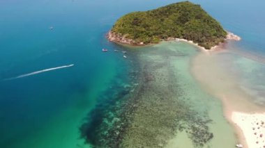 Hava aracı görüntüsü küçük Koh Ma adası, Ko Phangan Tayland. Egzotik sahil manzarası, Mae Haad plajı, yaz günü. Mercanlar arasındaki kumlu yol. Canlı deniz manzarası, tepeden Hindistan cevizi palmiyeleri.