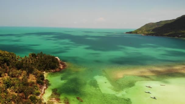 Hava aracı manzaralı ada Koh Phangan Tayland. Egzotik sahil manzarası, Chaloklum Malibu balıkçı plajı, yaz günü. Kumlu yol, mercanlar. Canlı deniz manzarası, tepeden Hindistan cevizi palmiyeleri. — Stok video