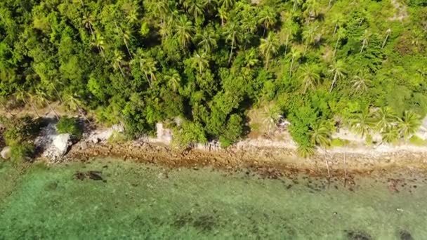 Повітряний дрон дивиться на маленький острів Кох Ма, Ко Фанган Таїланд. Екзотичний панорамний ландшафт узбережжя, пляж Мей-Хаад, літній день. Піщана стежка між коралами. Яскравий морський плащ, гірські кокосові пальми зверху.. — стокове відео