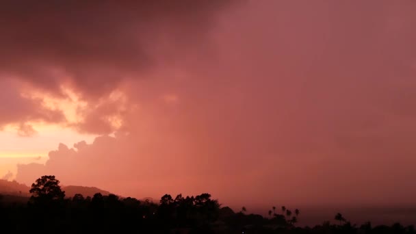 Majestoso tropical roxo verão timelapse pôr do sol sobre o mar com silhuetas montanhas. Vista aérea do crepúsculo dramático, céu nublado sobre ilhas no oceano. Vivid entardecer paisagem marinha fundo natural — Vídeo de Stock