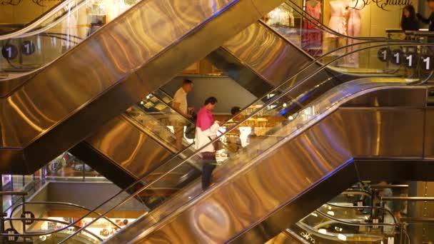 BANGKOK, THAILANDIA - 18 DICEMBRE 2018: Siam Paragon asiatico centro commerciale interno. Folle di persone sulle scale mobili del centro commerciale. La gente corre a fare shopping in piazza moderna. Consumo di beni — Video Stock