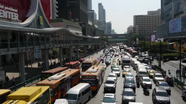 BANGKOK, THAILAND - 18 ARALIK, 2018: Birçok modern araba ve otobüs güneşli bir günde işlek caddede yol alır. Trafik sıkışıklığı, aşırı nüfus, şehirlerdeki çevre sorunları. — Stok video