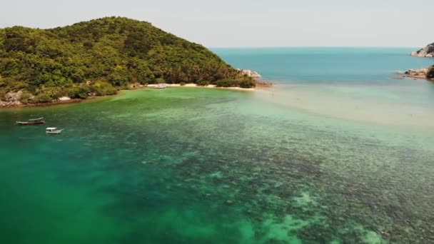 Letecký dron pohled na malý ostrov Koh Ma, Ko Phangan Thajsko. Exotické pobřeží panoramatická krajina, Mae Haad pláž, letní den. Písečná cesta mezi korály. Živý přímořský plášť, horské kokosové palmy shora. — Stock video