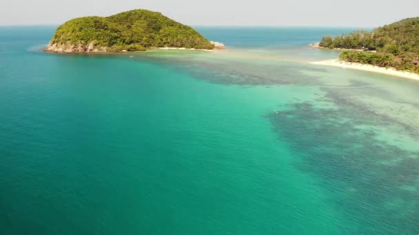 Aereo drone vista piccola isola Koh Ma, Ko Phangan Thailandia. Paesaggio panoramico sulla costa esotica, spiaggia di Mae Haad, giornata estiva. Percorso sabbioso tra i coralli. Vivido paesaggio marino, palme da cocco di montagna dall'alto. — Video Stock