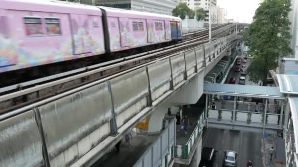 BANGKOK, THAILAND - 18 ARALIK, 2018: Modern trenler demiryolu köprüsünde, arabalar da modern caddelerde ilerliyor.. — Stok video