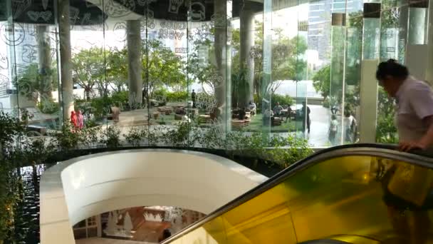 БАНГКОК (ТАИЛАНД) - 18 ДЕКАБРЯ 2018 года. Дизайн mall, зеленая экологически чистая концепция. висящая футуристическая экологическая архитектура сада. Современный город. Эскалатор — стоковое видео