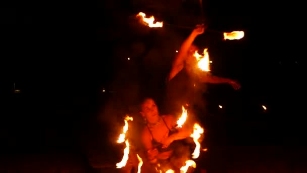 PHANGAN, THAILAND - 23 FEBRUAR 2019 Thai Feuershow. Feuerperformance lokaler Akrobaten. Gefährliche Tricks mit Flamme. Künstler tanzen mit Lichtern in dunkler Nacht, Unterhaltung für Touristen. Mann und Frau, — Stockvideo