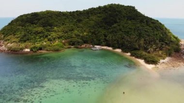 Hava aracı görüntüsü küçük Koh Ma adası, Ko Phangan Tayland. Egzotik sahil manzarası, Mae Haad plajı, yaz günü. Mercanlar arasındaki kumlu yol. Canlı deniz manzarası, tepeden Hindistan cevizi palmiyeleri.