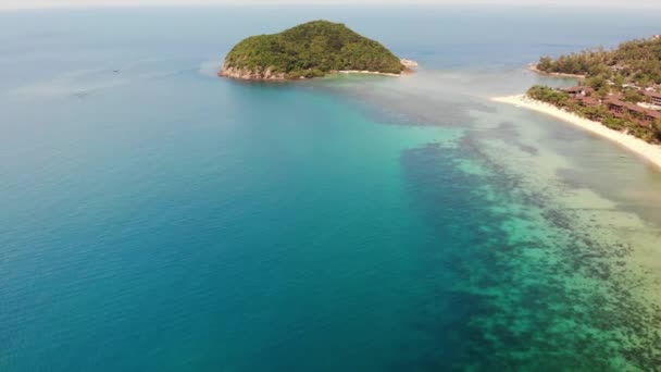 Aereo drone vista piccola isola Koh Ma, Ko Phangan Thailandia. Paesaggio panoramico sulla costa esotica, spiaggia di Mae Haad, giornata estiva. Percorso sabbioso tra i coralli. Vivido paesaggio marino, palme da cocco di montagna dall'alto. — Video Stock