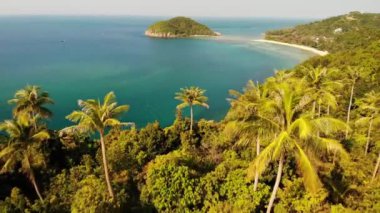 Hava aracı görüntüsü küçük Koh Ma adası, Ko Phangan Tayland. Egzotik sahil manzarası, Mae Haad plajı, yaz günü. Mercanlar arasındaki kumlu yol. Canlı deniz manzarası, tepeden Hindistan cevizi palmiyeleri.