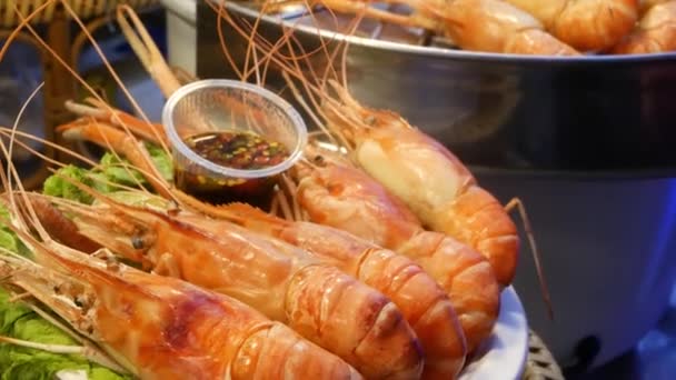 Ulusal Asya Egzotiği Tayland 'daki gece pazarında deniz ürünleri yemeye hazır. Lezzetli ızgara karides, karides ve diğer atıştırmalıklar.. — Stok video