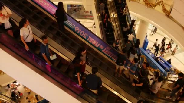 BANGKOK, THAILAND - 18 DECEMBER, 2018: Siam Paragon asian shopping mall interior. Crowds of people on escalators of trade centre. People rush to shopping in modern plaza. Consumption of goods — Stock Video