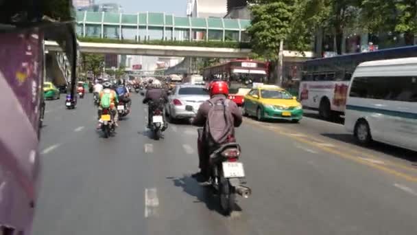 BANGKOK, THAILAND - 18. DEZEMBER 2018: Schnelle Bewegung durch den Stau in einer überbevölkerten asiatischen Stadt. Blick aus der Beifahrerperspektive eines Moto-Taxis. Öffentlicher Nahverkehr — Stockvideo