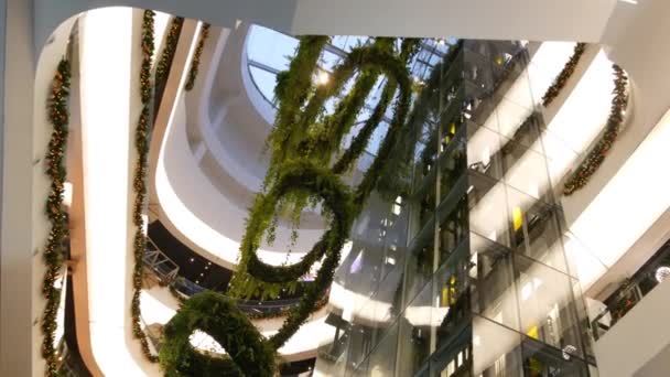 Bangkok, Thailand - 18 December 2018 The Emquartier lyx shoppingcenter. Design av mall, gröna miljövänliga koncept. hängande trädgård futuristiska eco arkitektur. Modern stad. Rulltrappa — Stockvideo