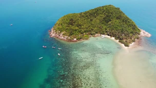 Dron powietrzny widok małej wyspy Koh Ma, Ko Phangan Tajlandii. Egzotyczny krajobraz wybrzeża, plaża Mae Haad, letni dzień. Piaszczysta ścieżka między koralowcami. Żywy krajobraz morski, górskie palmy kokosowe z góry. — Wideo stockowe