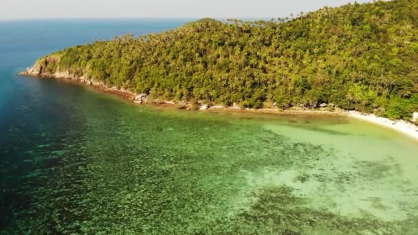 Légi drón kilátás kis Koh Ma sziget, Ko Phangan Thaiföld. Egzotikus tengerparti panoráma táj, Mae Haad strand, nyári nap. Homokos ösvény korallok között. Élénk látványosság, hegyi kókuszpálmák fentről. — Stock videók