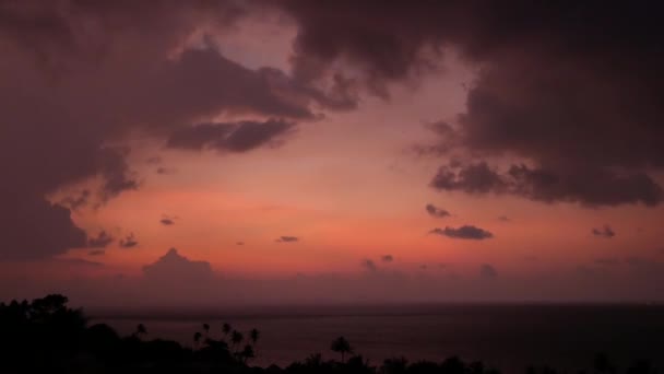 雄伟的热带紫色夏季时光落山在海面上与山脉的轮廓。鸟图戏剧性的暮色, 海洋中岛屿上空多云的天空。生动的黄昏海景自然背景 — 图库视频影像