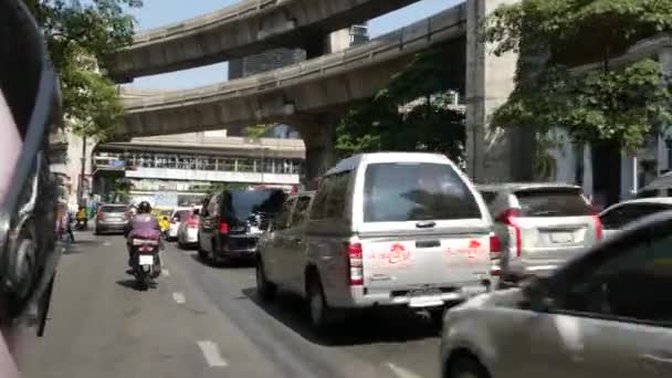 BANGKOK, THAILAND - 18. DEZEMBER 2018: Schnelle Bewegung durch den Stau in einer überbevölkerten asiatischen Stadt. Blick aus der Beifahrerperspektive eines Moto-Taxis. Öffentlicher Nahverkehr — Stockvideo